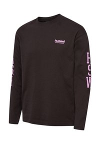 Langärmlches schwarzes T-Shirt aus Baumwolle mit einem pinken Logo auf der Brust und Text entlang des linken Ärmels. Glatte Textur, schlichtes Design.