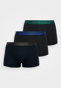 Tre par boxershorts i navy, sort og mørkegrøn. Hver af dem har en kontrasterende elastisk talje med "TOMMY HILFIGER" logo. Glat stof.