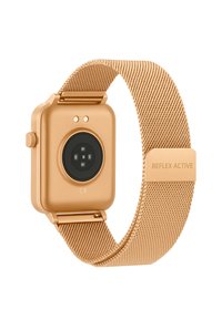Montre connectée dorée avec un cadran carré, capteur circulaire noir et bracelet en maille. Comprend un bouton latéral et l'inscription gravée "REFLEX ACTIVE" sur le bracelet.