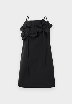 Crna haljina s tankim naramenicama, s dva velika cvijeta od tkanine na dekolteu. Glatka tekstura i jednostavan, ravni silueta.