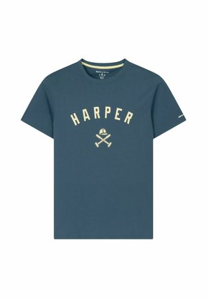 Camiseta azul de manga corta con cuello redondo, con el texto "HARPER" y un gráfico de mazos de polo cruzados con un casco en beige en el frente.