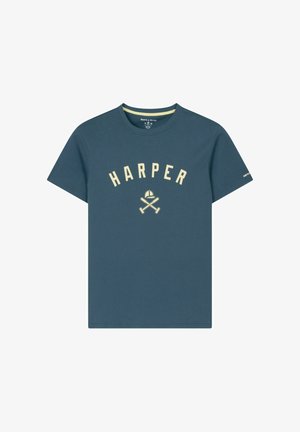 Camiseta azul de manga corta con cuello redondo, con el texto "HARPER" y un gráfico de mazos de polo cruzados con un casco en beige en el frente.
