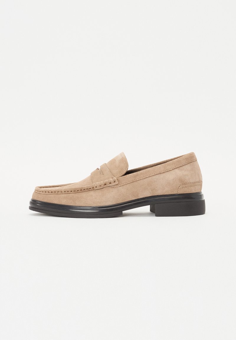 Mocassins en daim beige avec un bout arrondi et des détails de couture subtils. Dotés d'une semelle en caoutchouc noir pour une adhérence et une durabilité.