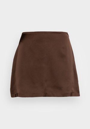 Mini-jupe en satin marron avec une coupe droite et une texture lisse, présentée sur un fond clair uni.