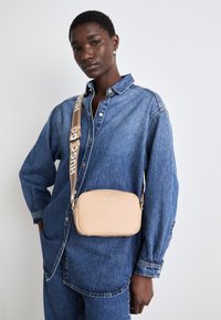 Ikke valgt, open beige