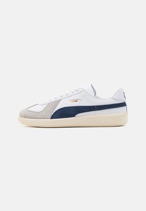 Sneakers - white