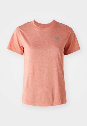 Korallfärgad heather kortärmad t-shirt med rundad hals krage för sport, med en liten grå New Balance-logotyp på vänster bröst.