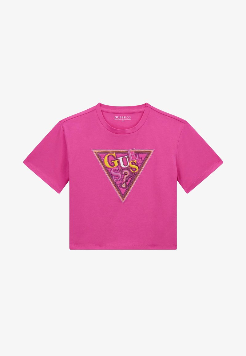 Camiseta corta de algodón rosa con un gráfico triangular multicolor que incluye el texto "GUESS" y detalles contorneados, con mangas cortas y cuello redondo.