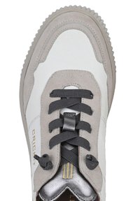 Sneaker grigio e bianco con materiali in suede e pelle, caratterizzata da lacci grigio scuro, dettagli metallici e una suola texture.