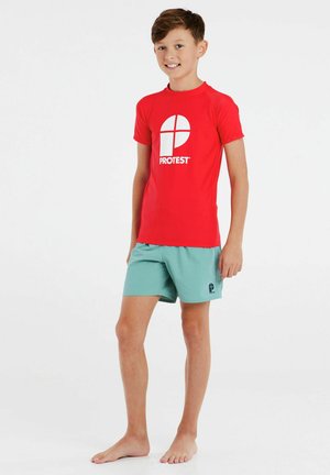 Raudona trumpų rankovių rash guard marškiniai su balta logo, derinami su mėtų žalios spalvos maudymosi šortais, turinčiais juodą logo, sukurti komfortui ir judėjimo laisvei.