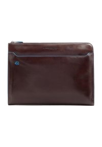 Funda para portátil de cuero marrón con una textura suave, que presenta una cremallera azul y un detalle de logotipo. Diseño elegante y minimalista con un solo bolsillo frontal.