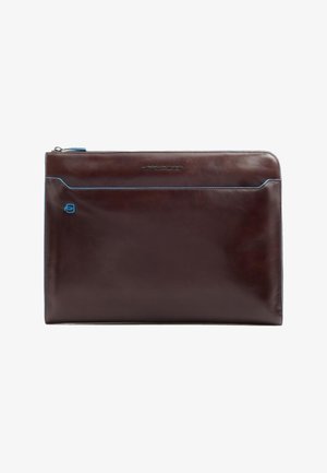 Braune Laptop-Tasche aus Leder mit glatter Textur, ausgestattet mit einem blauen Reißverschluss und Logo-Akzent. Schlankes, minimalistisches Design mit einer einzigen Vorderfachtasche.