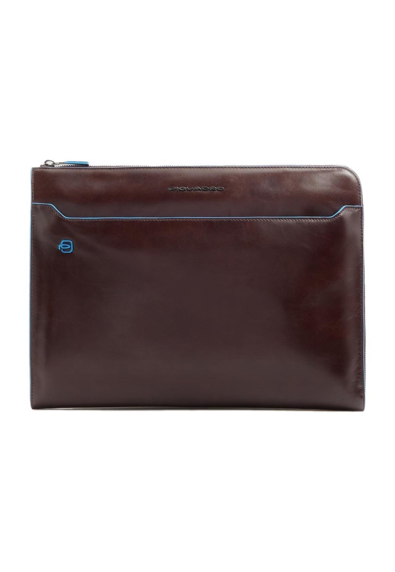 Funda para portátil de cuero marrón con una textura suave, que presenta una cremallera azul y un detalle de logotipo. Diseño elegante y minimalista con un solo bolsillo frontal.