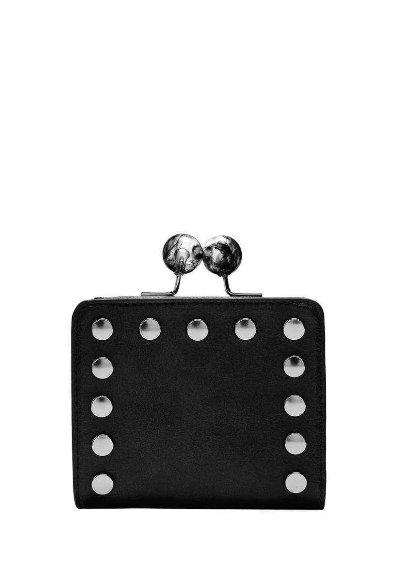 Czarny skórzany portfel o prostokątnym kształcie, z metalowymi ćwiekami wzdłuż brzegów oraz zapięciem z dwoma dekoracyjnymi srebrnymi kulkami.