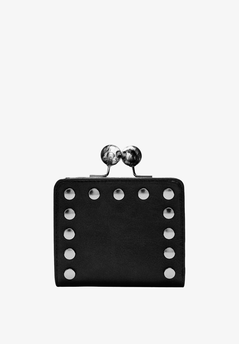 Czarny skórzany portfel o prostokątnym kształcie, z metalowymi ćwiekami wzdłuż brzegów oraz zapięciem z dwoma dekoracyjnymi srebrnymi kulkami.