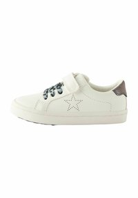 Vita lädersneaker med en Velcro-rem, fläckiga snören och en metallic silver accent på hälen. Har en stjärn-perforeringsdesign.
