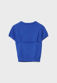 Haut bleu en tricot à manches courtes avec détails de coutures au dos et encolure ronde côtelée, ourlet et poignets de manches, sur fond blanc.