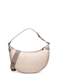 Hobo-väska i ljusbeige tyg med präglat logomönster, utrustad med en slät läderkant och en tygaxelrem. Detaljer i guldfärgad metall.