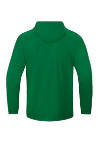 Grøn letvægtsjakke med hætte, lange ærmer og en glat, mat tekstur. Ingen synlige lukninger eller dekorative detaljer.