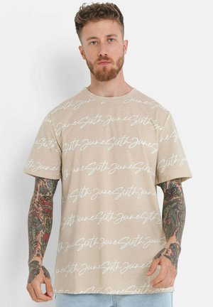 ALL-OVER  - T-shirts med print - beige