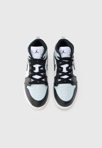 Sneakersy typu mid-top z czarną skórzaną cholewką, jasnoniebieskimi akcentami, perforowanym noskiem i białą gumową podeszwą. Posiadają czarne sznurówki i logo.