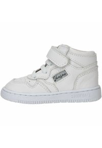 Witte leren high-top sneaker met een gestructureerd oppervlak, vetersluiting aan de voorkant en een klittenbandsluiting; heeft een subtiel logo en een rubberen loopzool.