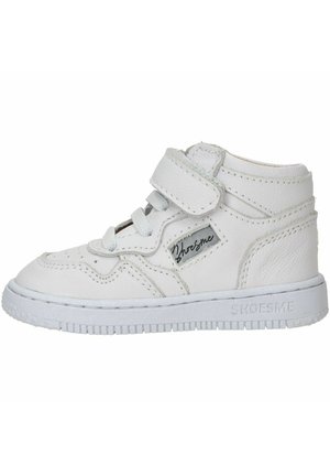 Baskets montantes blanches en cuir à surface texturée, avec un laçage à l'avant et une sangle Velcro ; présentent un logo subtil et une semelle en caoutchouc.