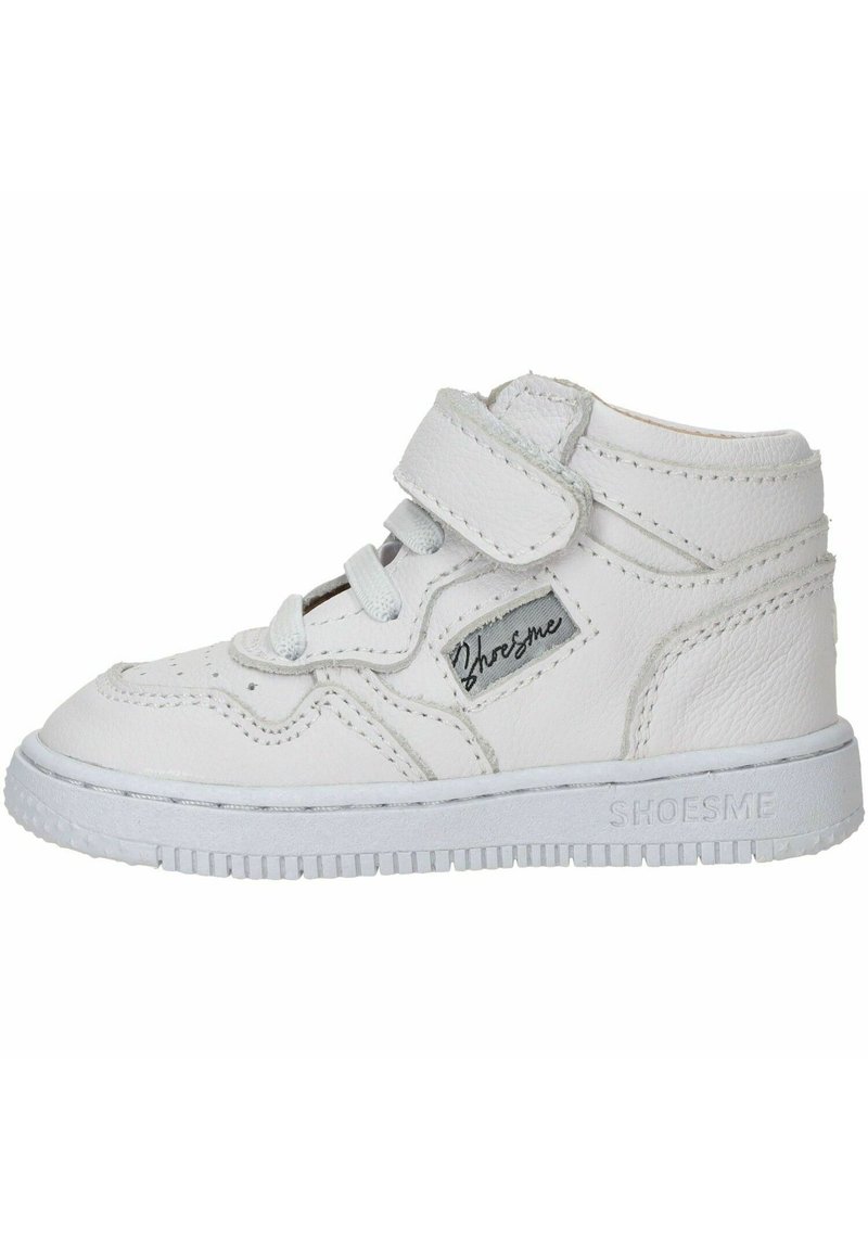 Witte leren high-top sneaker met een gestructureerd oppervlak, vetersluiting aan de voorkant en een klittenbandsluiting; heeft een subtiel logo en een rubberen loopzool.