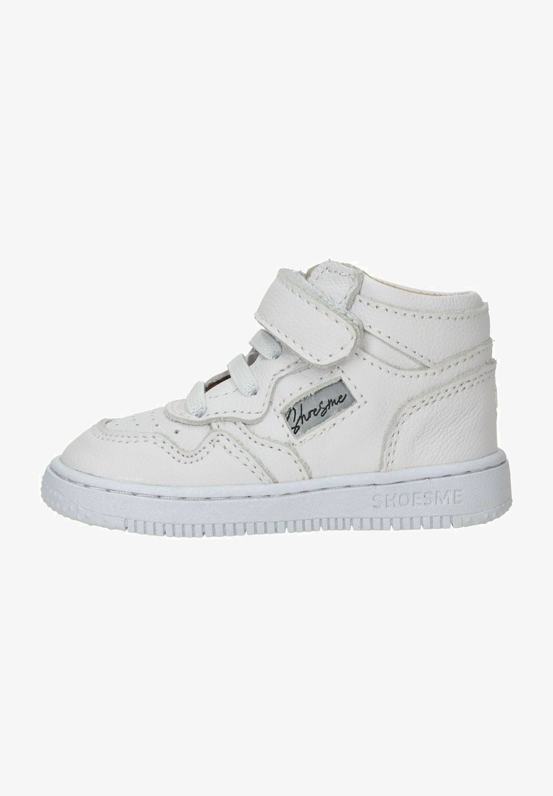 Witte leren high-top sneaker met een gestructureerd oppervlak, vetersluiting aan de voorkant en een klittenbandsluiting; heeft een subtiel logo en een rubberen loopzool.