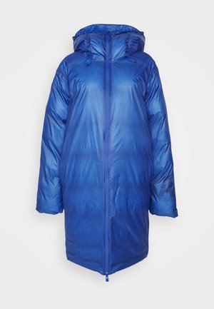 Modrá nadýchaná dlhá bunda s kapucňou, vyrobená zo lesklého, ľahkého materiálu. Obsahuje predný zips a elastické šnúrky na kapucni.