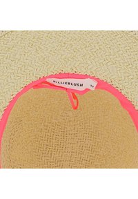 Chapeau de soleil en paille avec un motif tissé jaune, une bande intérieure rose vif et une étiquette portant "BILLIEBLUSH" et la taille "52".