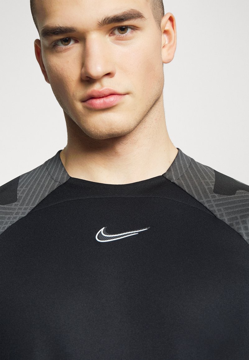 Herren Shirts | Nike Performance M NK DF STRIKE SS K T-Shirt print black/anthracite/white/schwarz - GD27677 Herren Shirts | Nike Performance M NK DF STRIKE SS K T-Shirt print black/anthracite/white/schwarz - GD27677