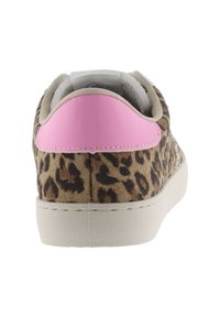 Sneakers med leopardmönster, med en texturerad överdel i brunt och beige, rosa gummibakdel och en vit gummisula. Har sömnadsdetaljer.