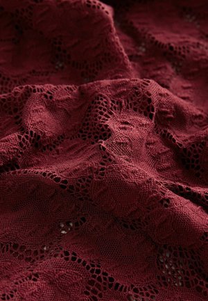 Bordeaux kantweefsel met een bloempatroon, met ingewikkelde details en een lichte textuur, losjes gedrapeerd om de vloeiendheid en structuur te laten zien.