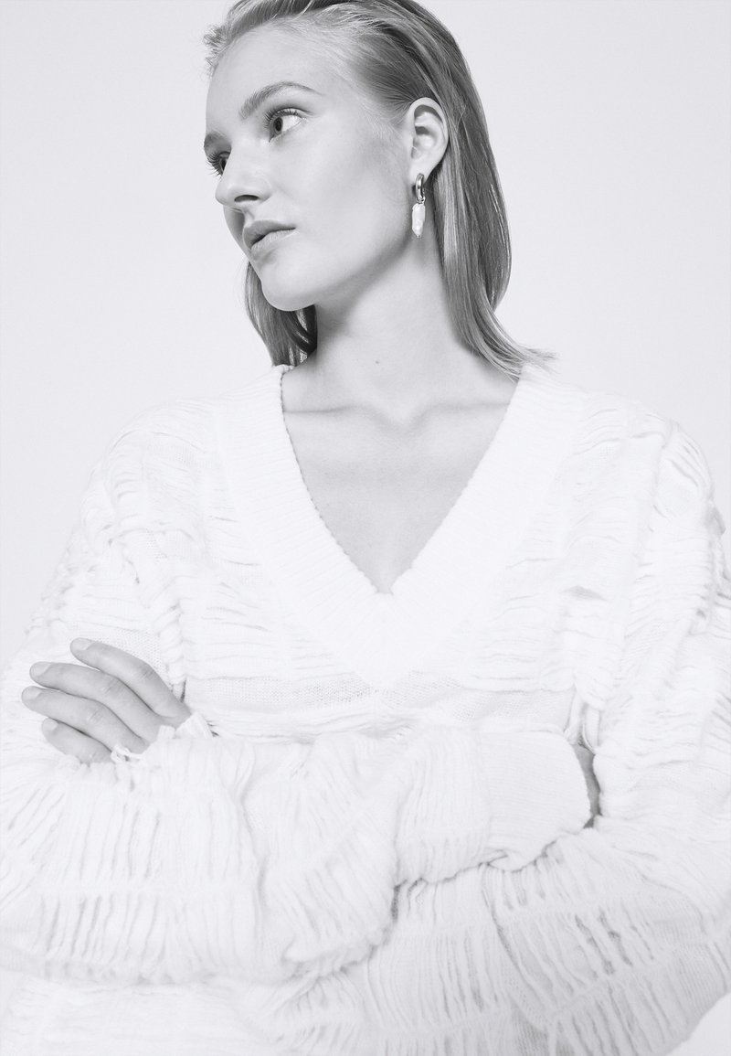 Damen Bekleidung | COMEFORBREAKFAST V NECK SWEATER Strickpullover cream/offwhite - TG78496 Damen Bekleidung | COMEFORBREAKFAST V NECK SWEATER Strickpullover cream/offwhite - TG78496
