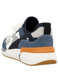 Sneaker in suede e mesh con una combinazione di colori blu e grigio. Presenta accenti bianchi, un battistrada nero e una suola intermedia arancione.
