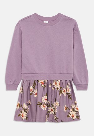 Abito lungo viola con maniche lunghe, parte superiore stile felpa e gonna a fantasia floreale con fiori bianchi e rossi su base lavanda.