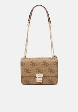 Sac à main Guess marron moyen avec motif monogramme, bandoulière chaîne dorée et fermoir rectangulaire doré sur le rabat avant.