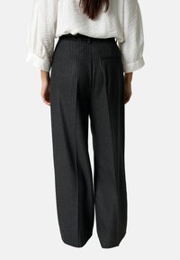 Soaked in Luxury SLMALODI - Püksid - grey melange pinstripe