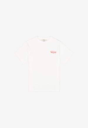 Camiseta blanca de algodón con manga corta, con un pequeño gráfico rojo que dice "SUMMER DREAM" en el frente. Diseño clásico con cuello redondo.