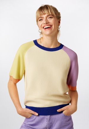 Pullover mit kurzen Ärmeln aus Strick in Creme mit pastellgelben, lila und orangen Akzenten. Gerippter Ausschnitt und Saum in Dunkelblau. Leichtes Material.