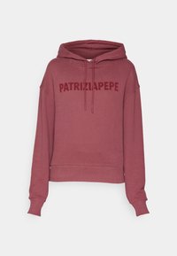 Felpa maroon con cappuccio regolabile e polsini a coste. Presenta il logo "PATRIZIA PEPE" in una tonalità più scura sul petto. Materiale in misto cotone.
