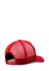 Piros hálós baseball sapka állítható snapback záródással, hátulról és kissé oldalról nézve, fehér háttér előtt.