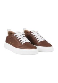 Sneakers in pelle marrone con lacci bianchi, colletto imbottito e suola bianca testurizzata. Branding sottile sul lato. Design classico a scarpa bassa.