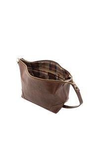 Bruine leren tas met een ritssluiting, voorzien van een geruite voering. Inclusief een korte schouderband en gestikte details aan de buitenkant.