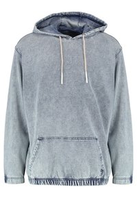 Denim-Hoodie in Hellblau mit Kapuze und Kordelzug, Vorderfach und geripptem Saum. Mit einem verwaschenen bzw. ausgebleichten Textur und Kontrastnähten.