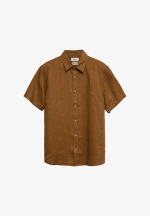 Męska koszula z krótkim rękawem zapinana na guziki, wykonana z brązowego lnu, z ostrym kołnierzem i siedmioma guzikami z przodu.