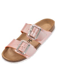 Sandal in metallo rosa con due cinturini e fibbie argentate, plantare in sughero e suola bianca. Presenta una texture liscia e un design arrotondato.
