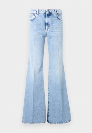 Svetlo modre jeans hlače z visokim pasom in zvončastim krojem, spredaj z gumbi, zadrgo in žepi, prikazane na enobarvni beli podlagi.