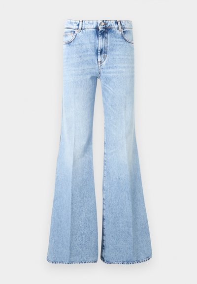 Φωτεινό γαλάζιο, ψηλόμεσο τζιν καμπάνα με κουμπί εμπρός, φερμουάρ και τσέπες, σε λευκό απλό φόντο.